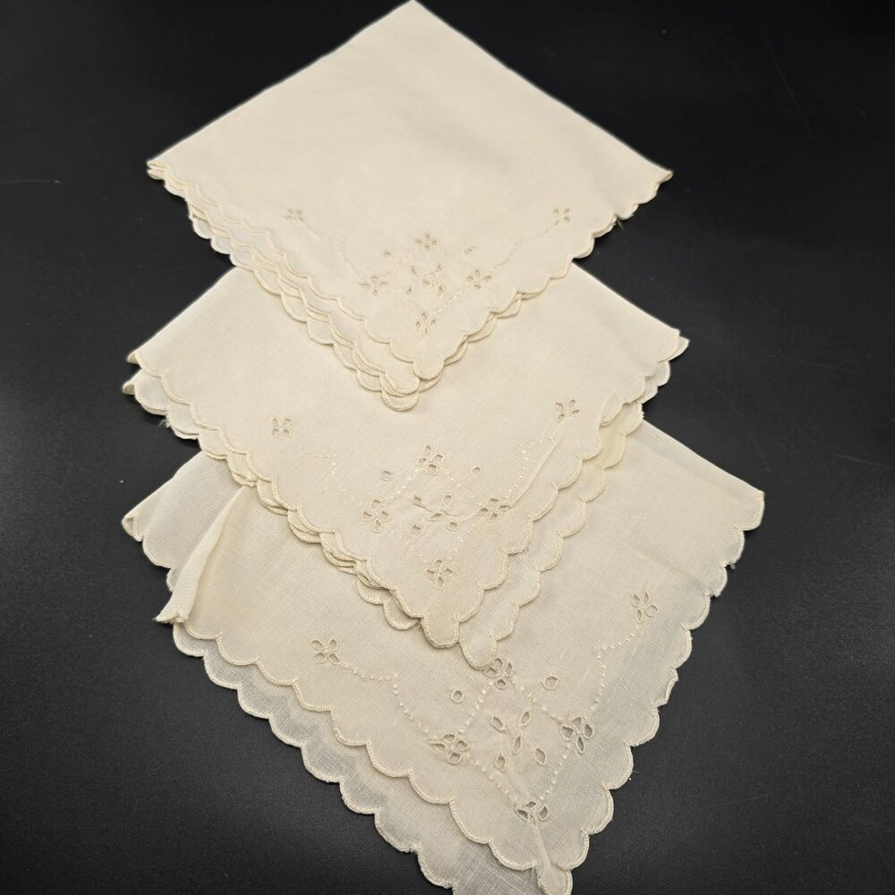 Vintage Cream Embroidered Linen Napkins With Scalloped Edges Set of 4 JJ3965